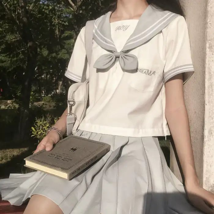 这名男子，捡到了人鱼。
